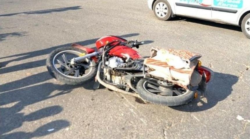 Adıyaman&rsquo;da Motosikletle Otomobil &Ccedil;arpıştı: 1 Yaralı