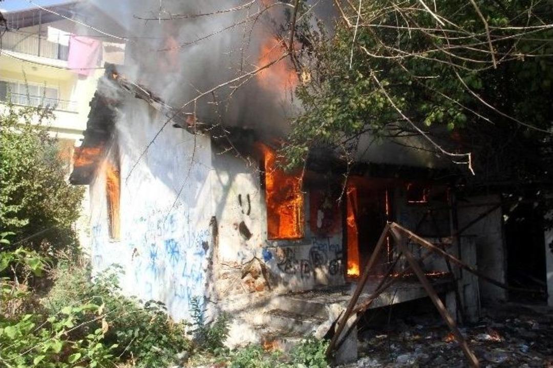 Fethiye&rsquo;de Yangın İki Evi K&uuml;l Etti