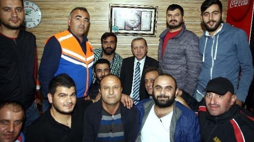 Cumhurbaşkanı Erdoğan, Taksi Durağında Esnafla &Ccedil;ay İ&ccedil;ip Sohbet Etti