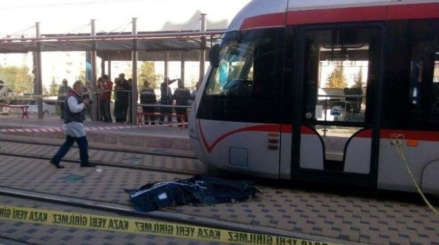 Ekmek Almaya Giderken Tramvayın Altında Kalan Şahıs &Ouml;ld&uuml;