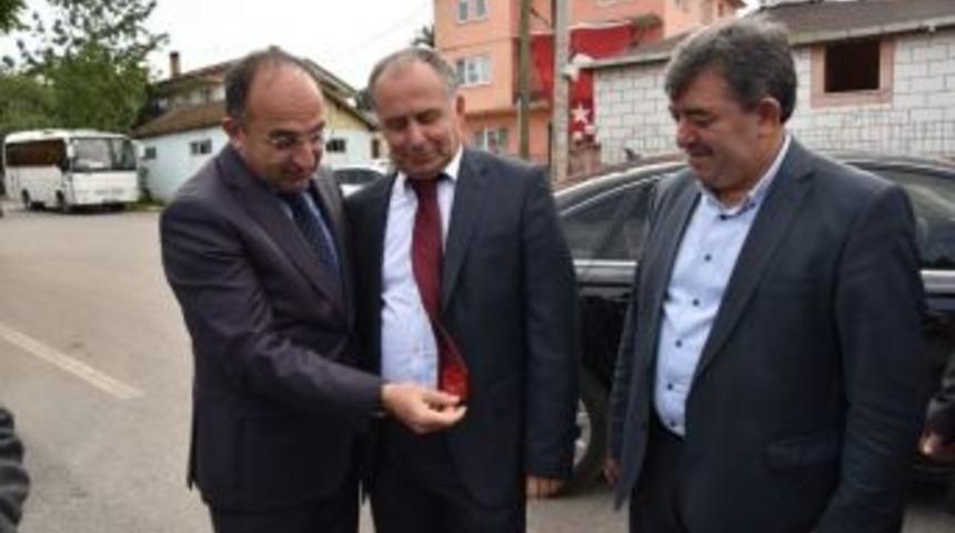 Başkan &Uuml;z&uuml;lmez&rsquo;den Muhtara Başbakan Davutoğlu İmzalı Kravat