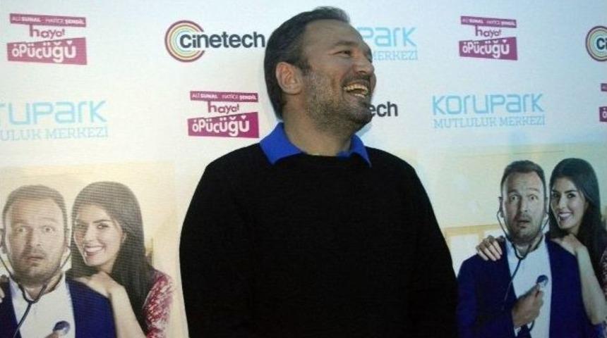 Ali Sunal &rsquo;hayat &Ouml;p&uuml;c&uuml;ğ&uuml;&rsquo;n&uuml;n &Ouml;zel G&ouml;steriminde Bursalılarla Buluştu