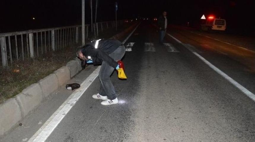 Yol Kenarında Y&uuml;r&uuml;rken Canından Oldu