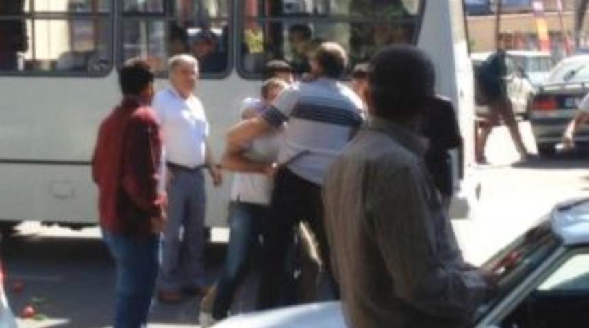 Dolmuş Şof&ouml;r&uuml; İle Vatandaş Tekme Tokat Kavga Etti