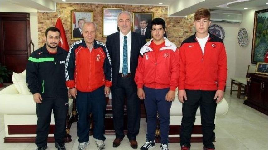 Başkan Kamil Sara&ccedil;oğlu, Başarılı Sporcuları Altınla &Ouml;d&uuml;llendirdi