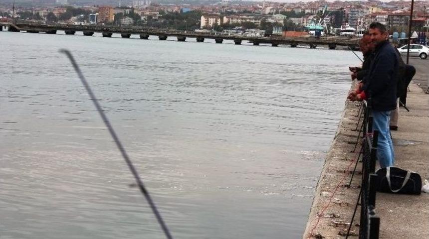 Vatandaşlar Hafta Sonu Tatilini Balık Tutarak Değerlendiriyor