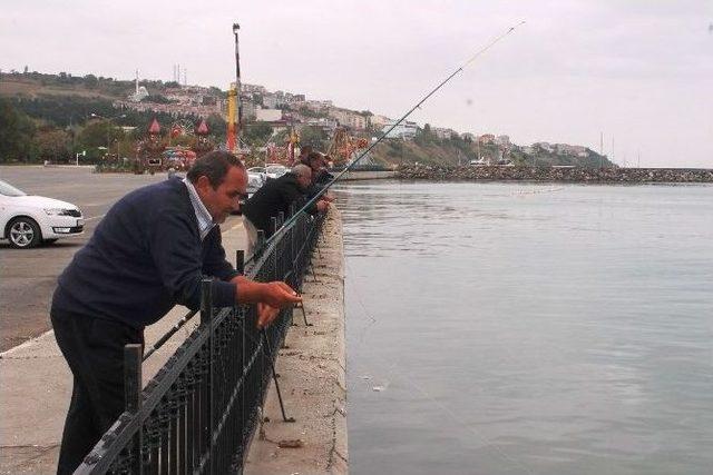 Vatandaşlar Hafta Sonu Tatilini Balık Tutarak Değerlendiriyor