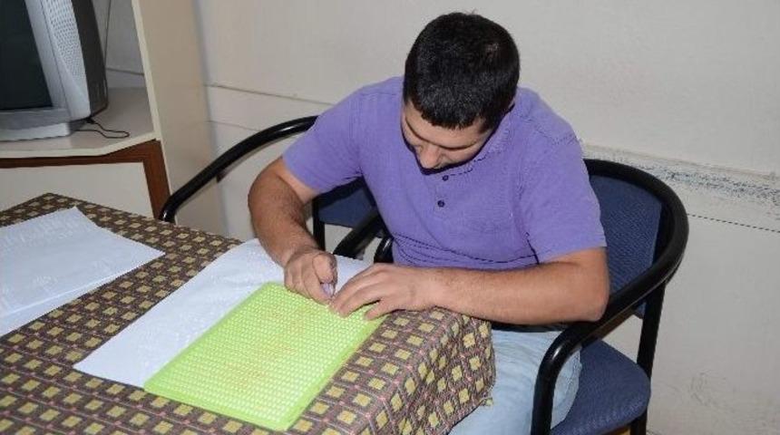 Hayallerini Kabartma Tekniği İle Kağıda D&ouml;k&uuml;yor