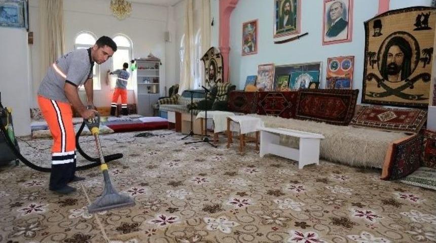 Hz. İmam Zeynel Abidin T&uuml;rbesi K&uuml;lt&uuml;r Vakfı&rsquo;nın Temizliği Yapıldı