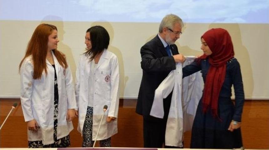 Veteriner &Ouml;ğrencileri Beyaz &Ouml;nl&uuml;klerini Giydi