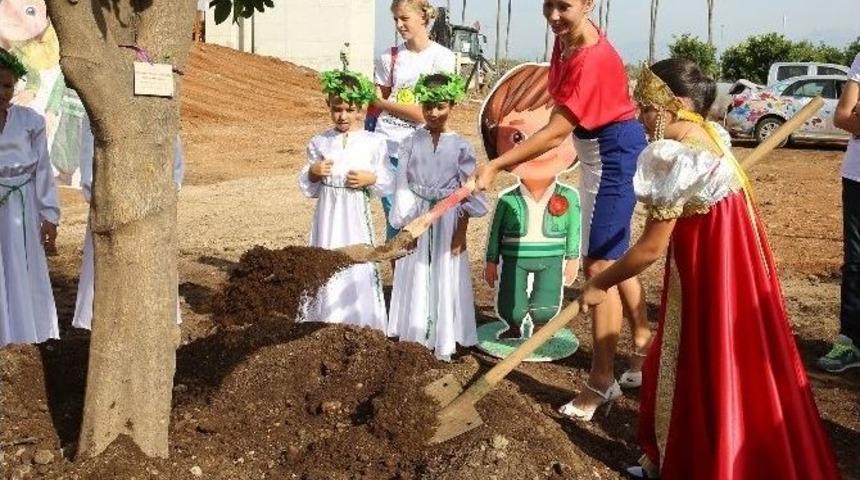 Rus &Ccedil;ocuklardan Expo&rsquo;ya Barış Ağacı