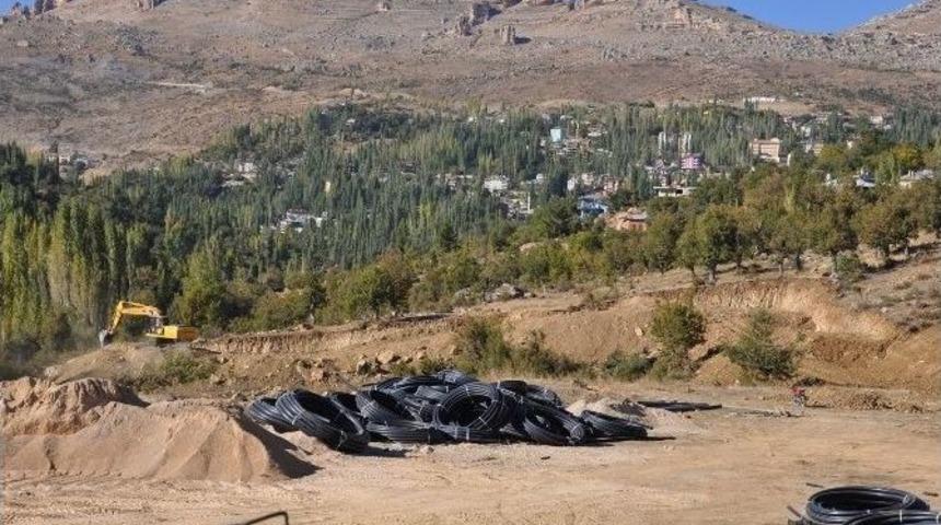 Sarıveliler&rsquo;de Spor Salonu İ&ccedil;in Yer Teslimi Yapıldı