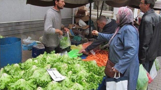 Bu Pazarda Ne Alırsan Bir Lira