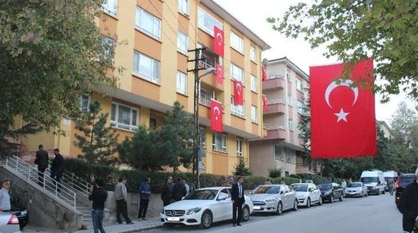 Şehit Yarbayın Evine Ateş D&uuml;şt&uuml;