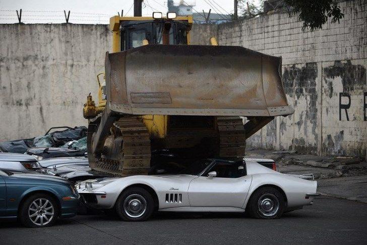 Lüks araçları paramparça yaptılar G1