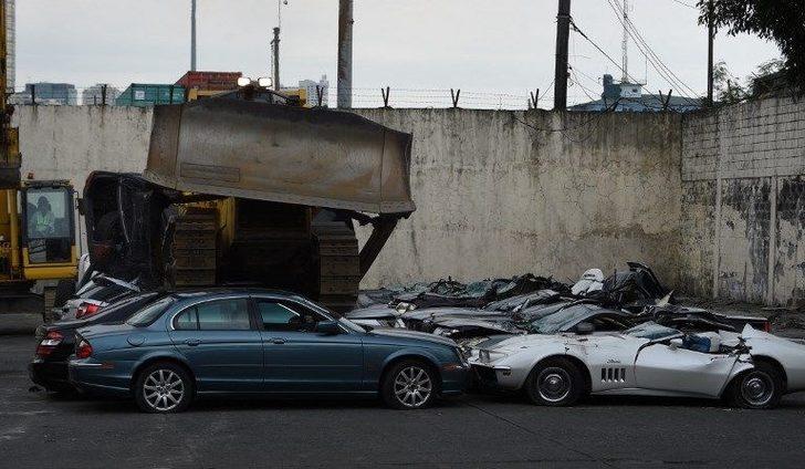 Lüks araçları paramparça yaptılar G5