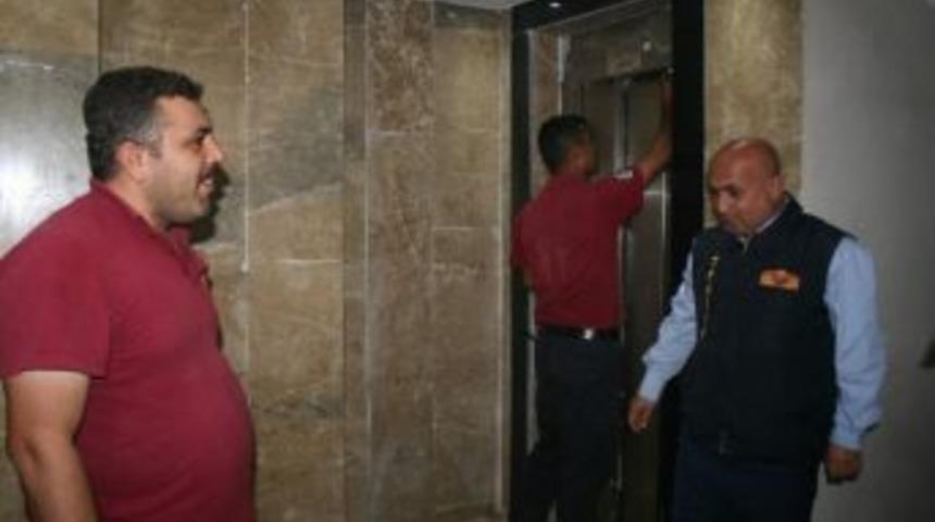 Asans&ouml;rde Mahsur Kalan 4 Kişiyi İtfaiye Ekipleri Kurtardı