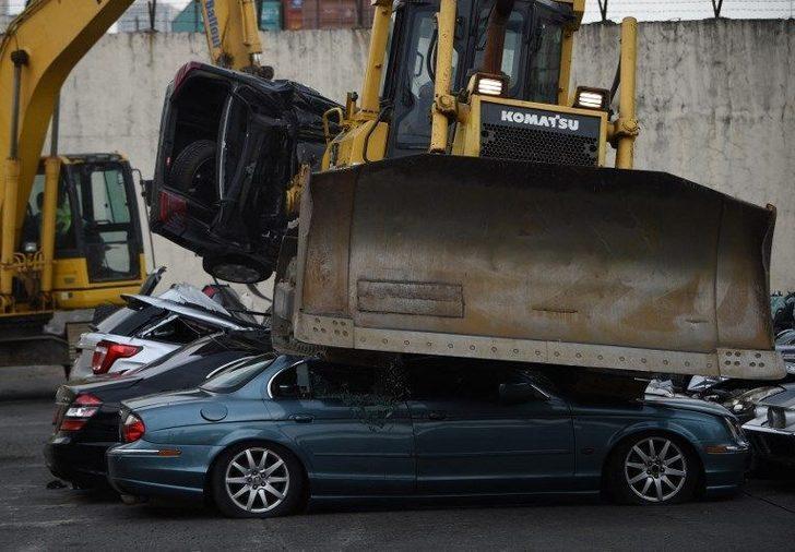 Lüks araçları paramparça yaptılar G3