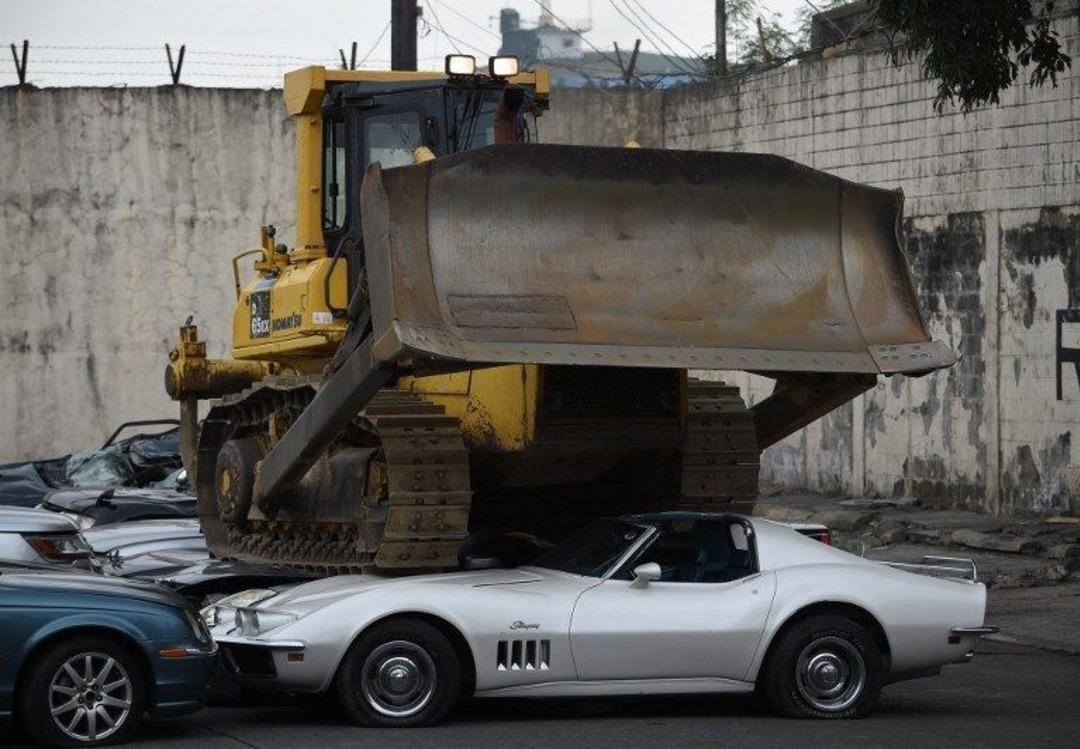 L&uuml;ks ara&ccedil;ları parampar&ccedil;a yaptılar