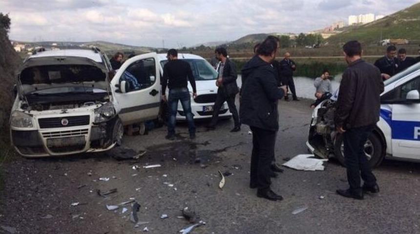 Cezaevi Firarisi Barikat Kuran Polis Aracına &Ccedil;arptı: 1 Yaralı