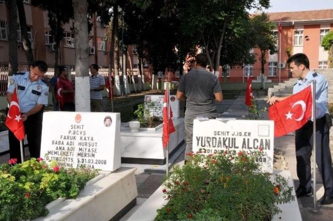 Şehitlikteki Bayrakları S&ouml;kt&uuml;ler