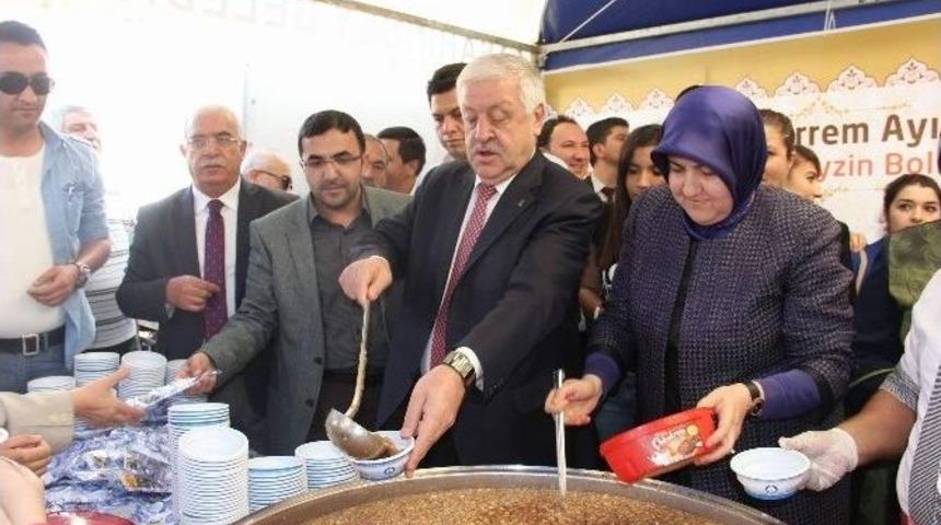 Milletvekili Uzer, Vatandaşlara Aşure Dağıttı