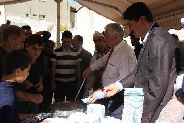 Milletvekili Uzer, Vatandaşlara Aşure Dağıttı