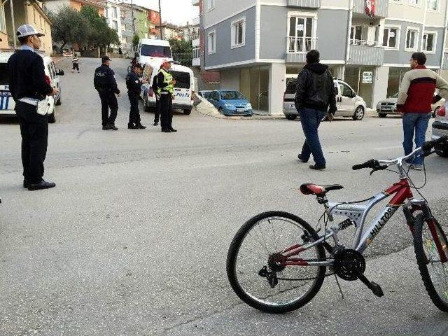 Freni Tutmayan Bisiklet Kamyonete Çarptı: 1 Yaralı