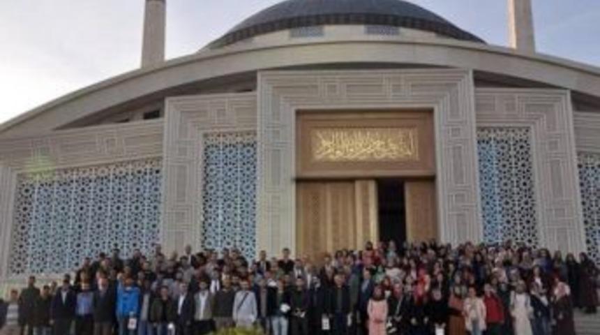 &Uuml;niversiteli Gen&ccedil;ler Sabah Namazında Buluştu