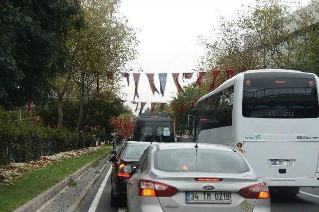 Almanya Başbakanı Merkel’in Konvoyu, İstanbul Trafiğine Takıldı