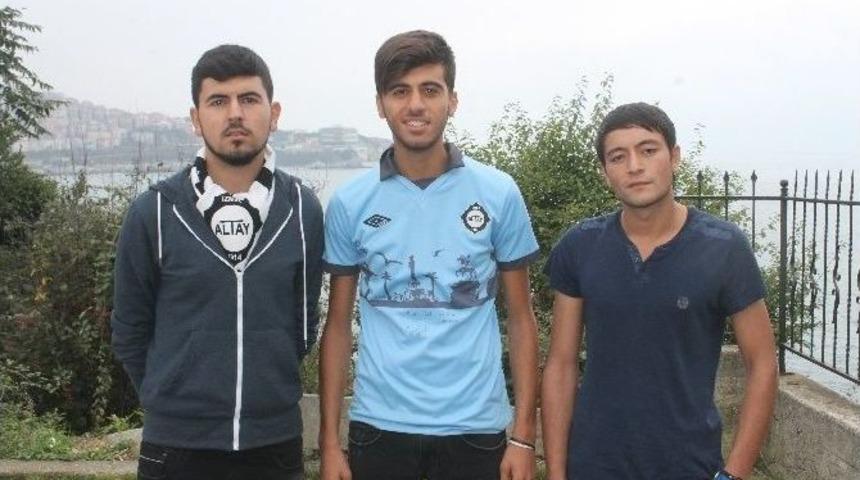 Takımları İ&ccedil;in Otostopla 684 Kilometre Yol Aldılar