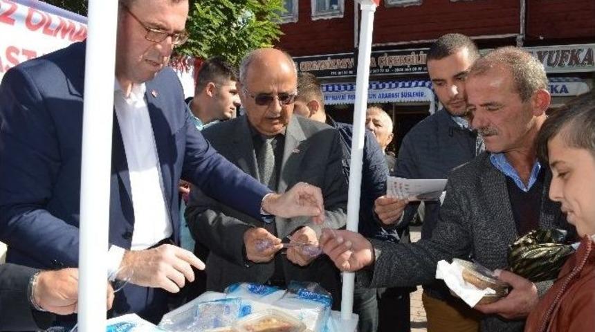 Selami &Ccedil;elebioğlu, İnebolu&rsquo;da Aşure Dağıttı