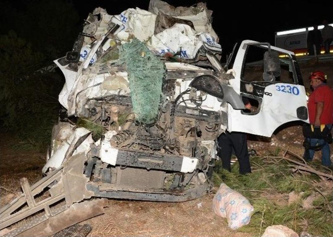 Patates Y&uuml;kl&uuml; Kamyon İle Otomobil &Ccedil;arpıştı: 8 Yaralı