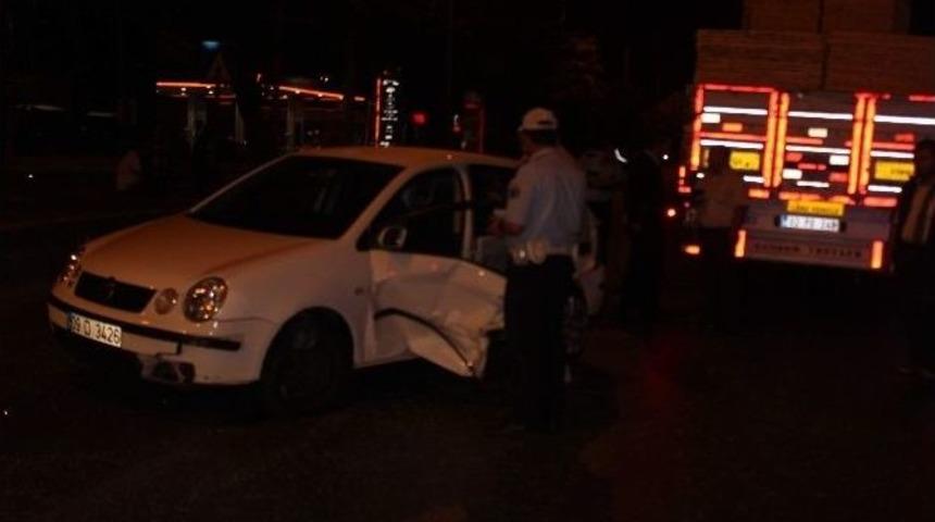 Tır Otomobili Bi&ccedil;ti Bir Ağır Yaralı
