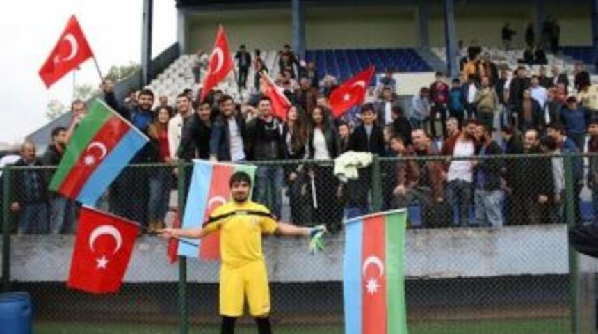 Bal Ligi Ma&ccedil;ında T&uuml;rkiye-azerbaycan Kardeşliği