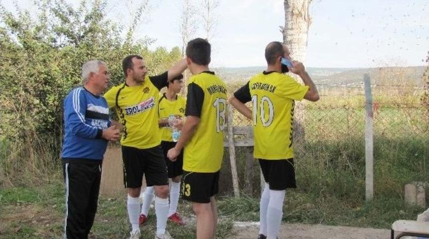 Futbolcular Ma&ccedil;a Başlayabilmek İ&ccedil;in Y&ouml;netici Bekledi