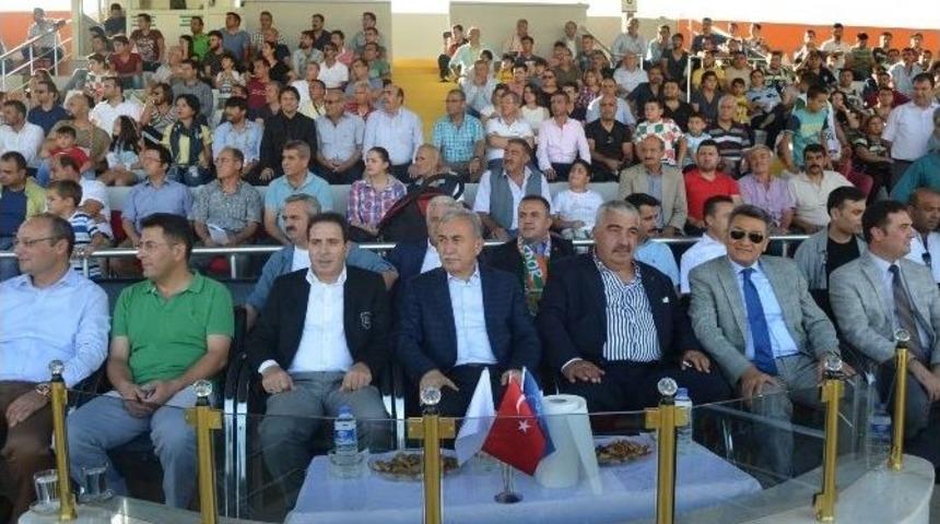 Adana Valisi B&uuml;y&uuml;k Kozan Belediyespor&rsquo;un Ma&ccedil;ını İzledi