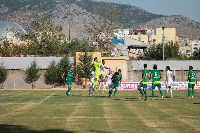 Adana Valisi Büyük Kozan Belediyespor’un Maçını İzledi