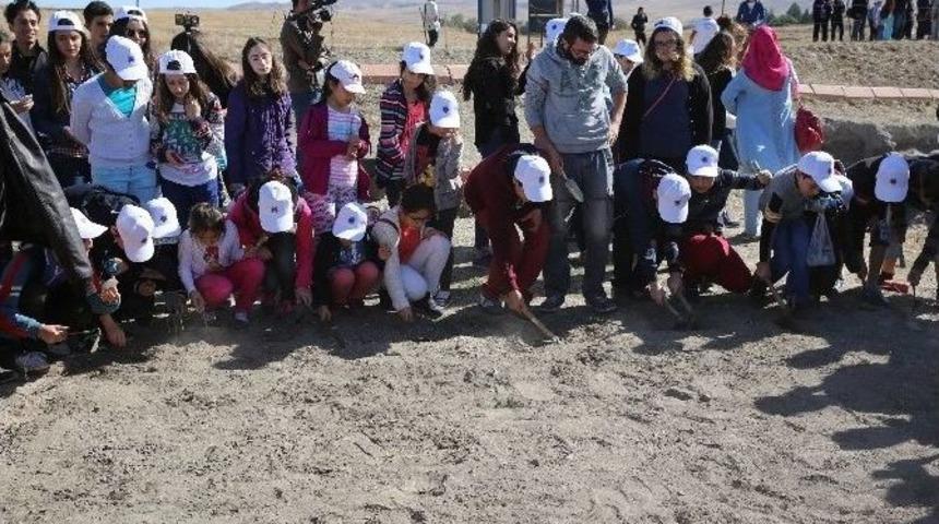 Tarihe Yolculuk S&uuml;r&uuml;yor