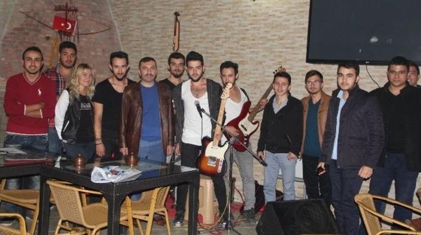 Canlı M&uuml;zik Yapan Gen&ccedil;lere Sarıcaoğlu&rsquo;ndan Destek