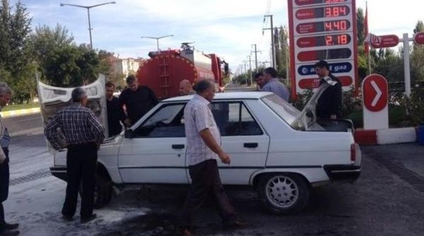 Bor’da Otomobil Benzin İstasyonu Önünde Alev Aldı