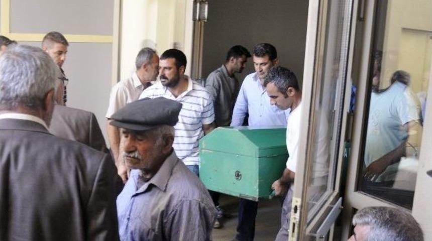 Kahta İl&ccedil;esinde Duvar Yıkıldı: 1 &Ouml;l&uuml;, 1 Yaralı