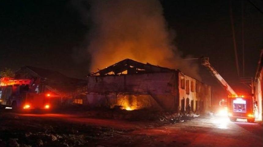 Yanan Metruk Bina 2 Saatte S&ouml;nd&uuml;r&uuml;lebildi