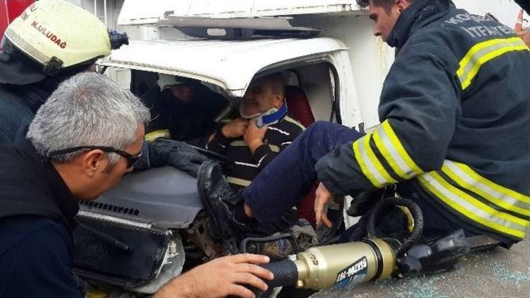 Kamyonette Sıkıştı, Hastaneye Gitmek İstemedi