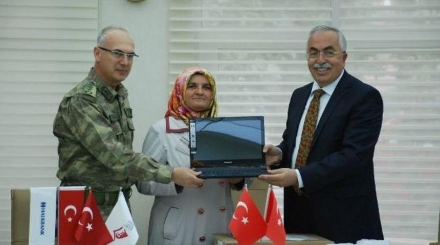 Şehit &Ccedil;ocuklarına Diz&uuml;st&uuml; Bilgisayar