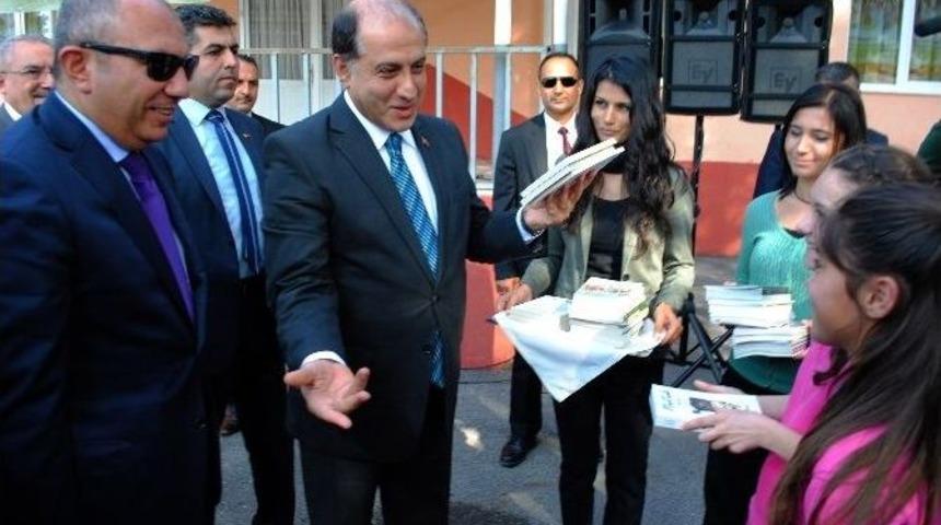 Merter Platformu&rsquo;ndan Amasyalı &Ouml;ğrencilere 50 Bin Kitap