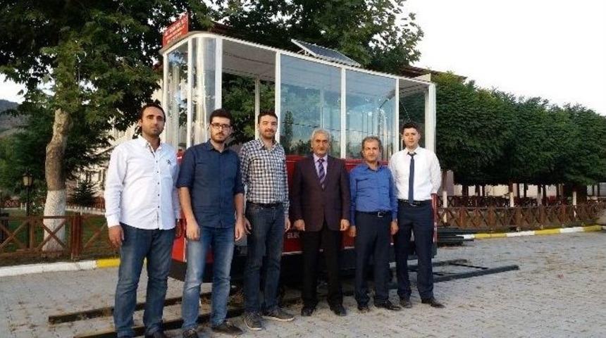 Hitit &Uuml;niversitesi&rsquo;nde &Uuml;retilen Tramvayı İnceleyen Mustafa Yağlı;