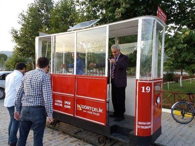 Hitit Üniversitesi’nde Üretilen Tramvayı İnceleyen Mustafa Yağlı;