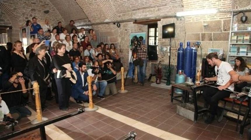 Trib&uuml;nler Bu Kez Cam Şovu İ&ccedil;in Doldu