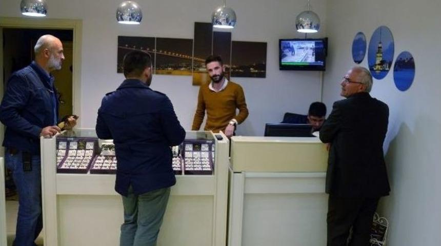 Kuyumcunun Dalgınlığından Yararlandı